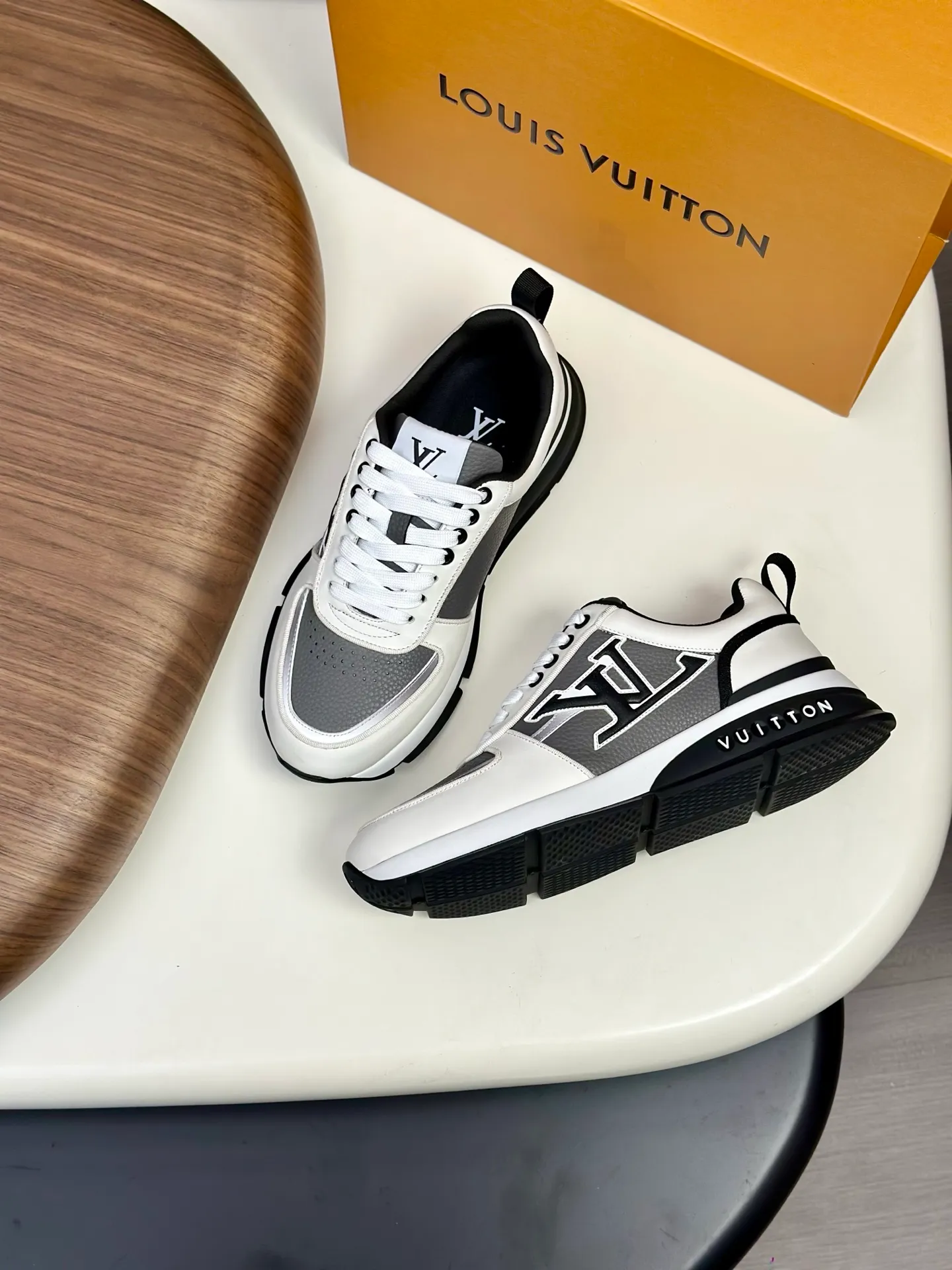 [L Family] Top P: 840💰 Size: 39-44 (38.45 can be customized) Lujia new color matching men's 🧍‍♂️trainer sneakers, this LV Trainer sneaker is made of soft grained calfskin, showing pure colors, the brand was born in 1854, the designer's handwritten brand logo is embellished on one side, virgil Designed by abloh himself, it is a very commemorative sneaker, the new LV Louis Vuitton trainer sneaker low casual sports culture versatile basketball shoes